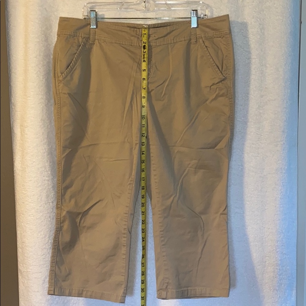 SZ 14 Maurices khaki Capri pant